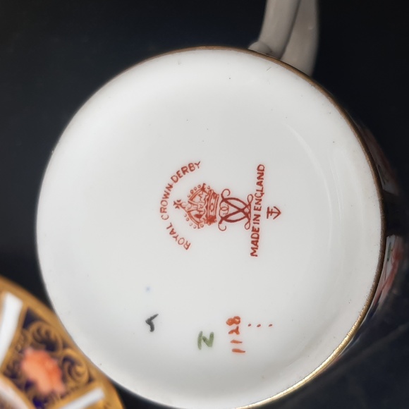 Antique 1933 Old Imari, Royal Crown Derby cup and saucer - Picture 4 of 5